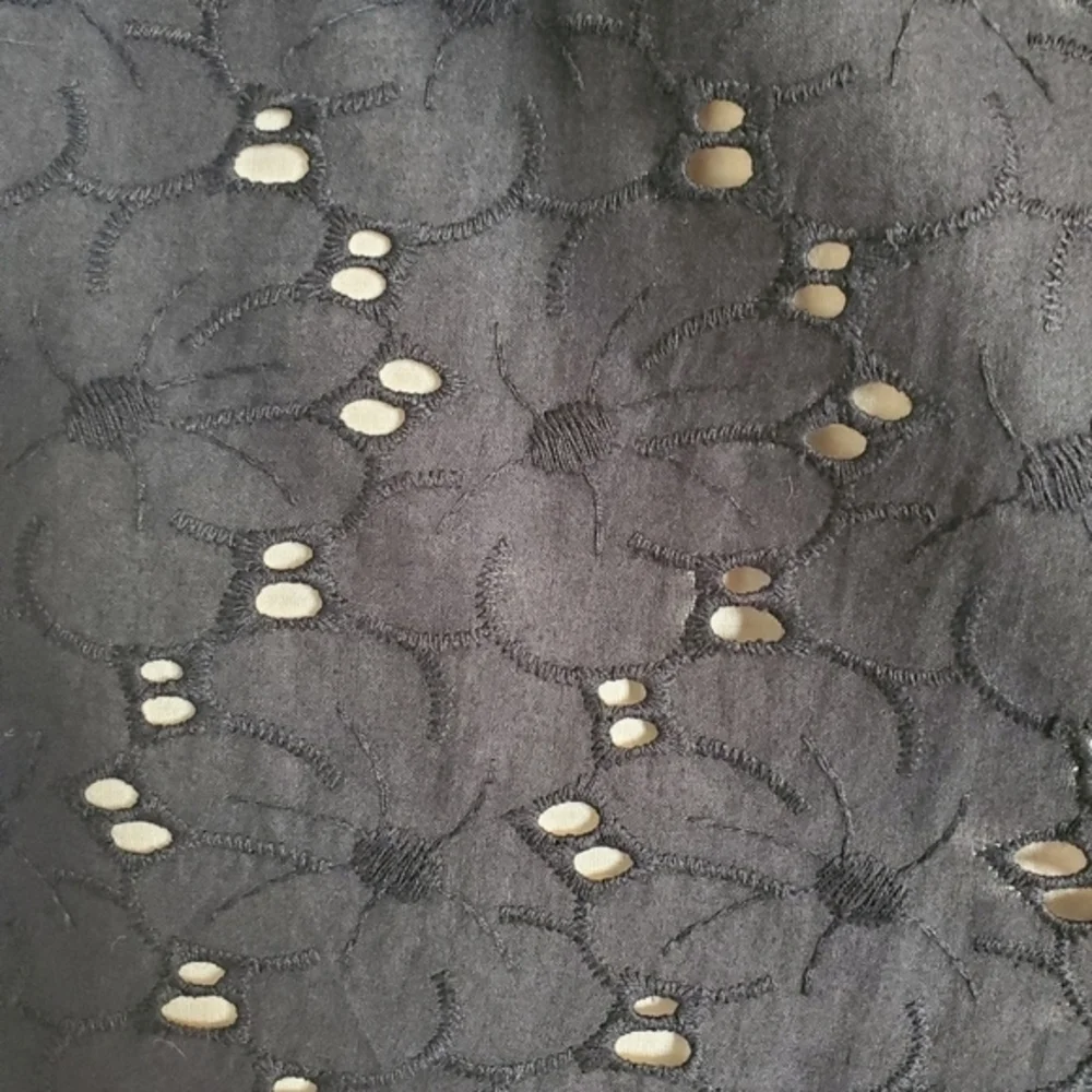 Laundry by Shelli Segal black eyelet‎ skirt with pockets and floral detail